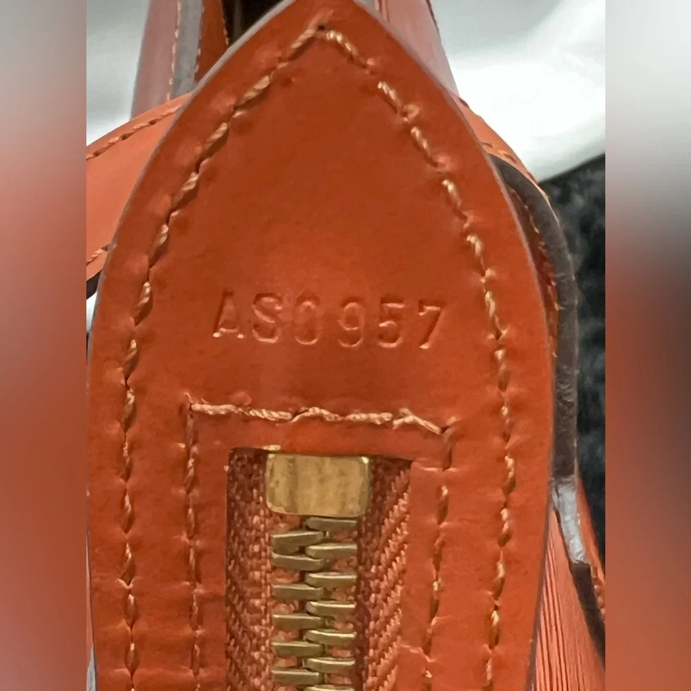 Louis Vuitton
Epi Leather Saint Jacques GM Vintage  SOLD - Picture 11 of 15